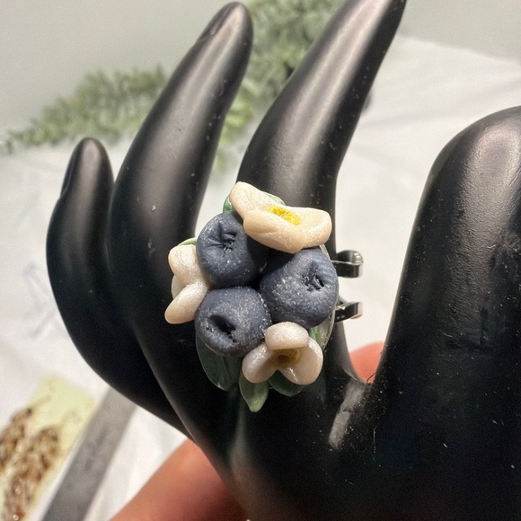 Handcrafted Blueberry and Flower Adjustable Ring silver plated - Picture 2 of 6